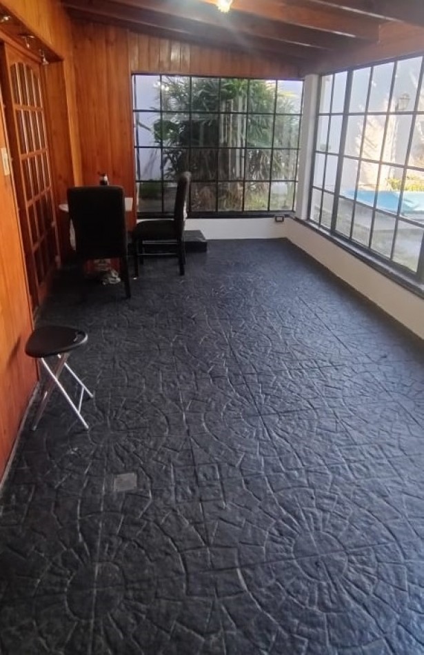 Chalet de 3 Ambientes con cochera y fondo libre.