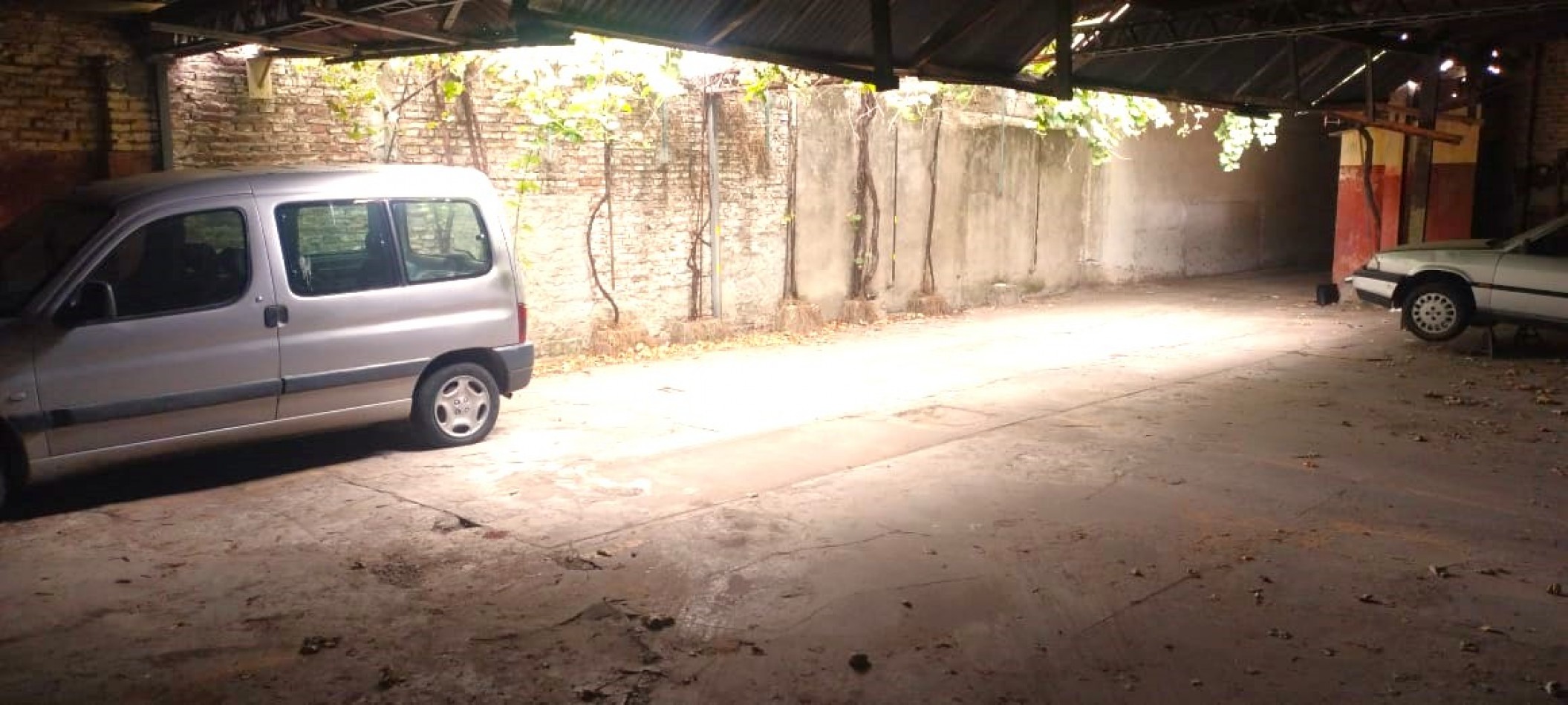 PH EN PLANTA BAJA AL FRENTE DE 3 AMBIENTES CON GALPON DE 220M2 AL FONDO.