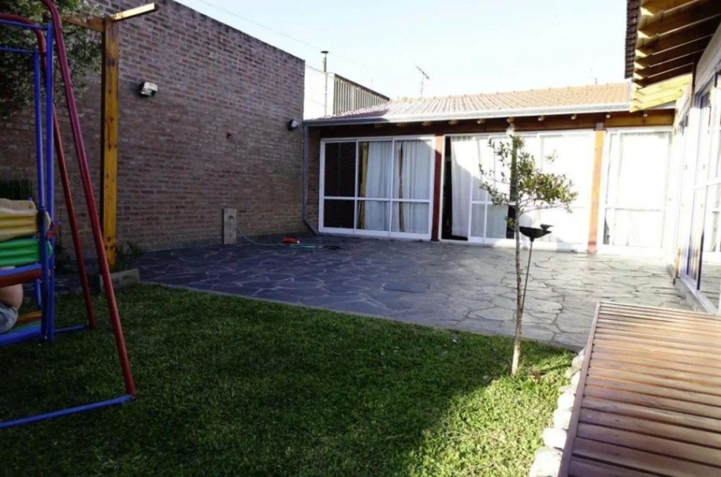 CASA DE 4 AMBIENTES MAS DEPARTAMENTO DE 2 AMBIENTES AL FONDO.