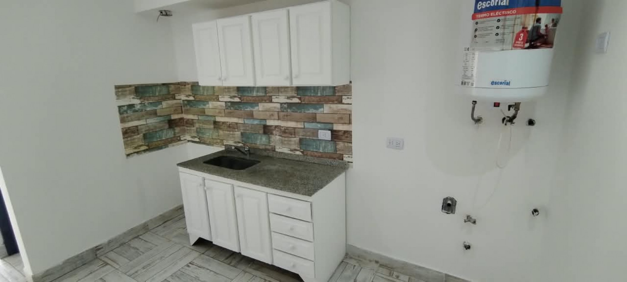 DEPARTAMENTO MONOAMBIENTE DIVIDIDO EN 1° PISO AL FRENTE CON BALCON.