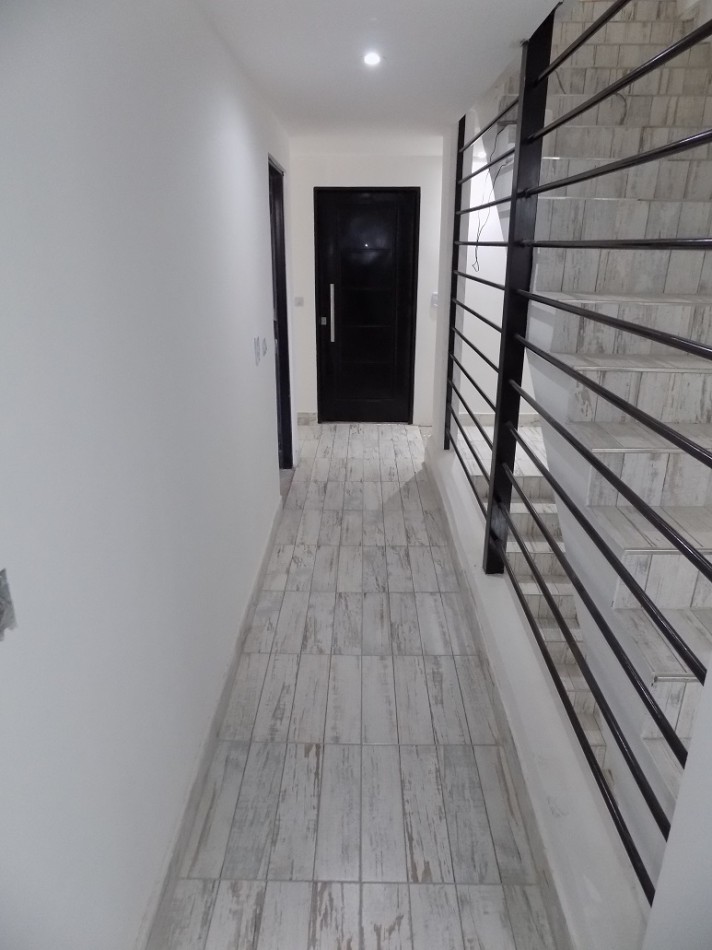 DEPARTAMENTO MONOAMBIENTE DIVIDIDO EN 1° PISO AL FRENTE CON BALCON.
