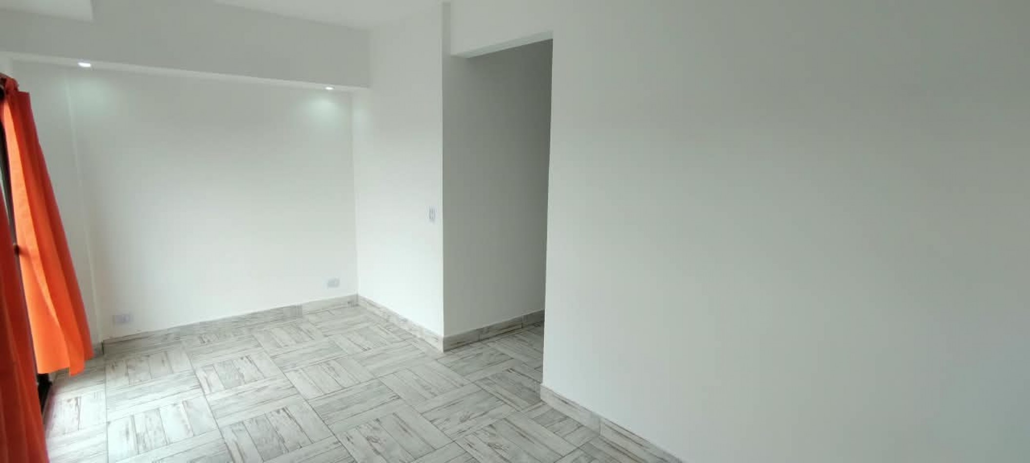 DEPARTAMENTO MONOAMBIENTE DIVIDIDO EN 1° PISO AL FRENTE CON BALCON.