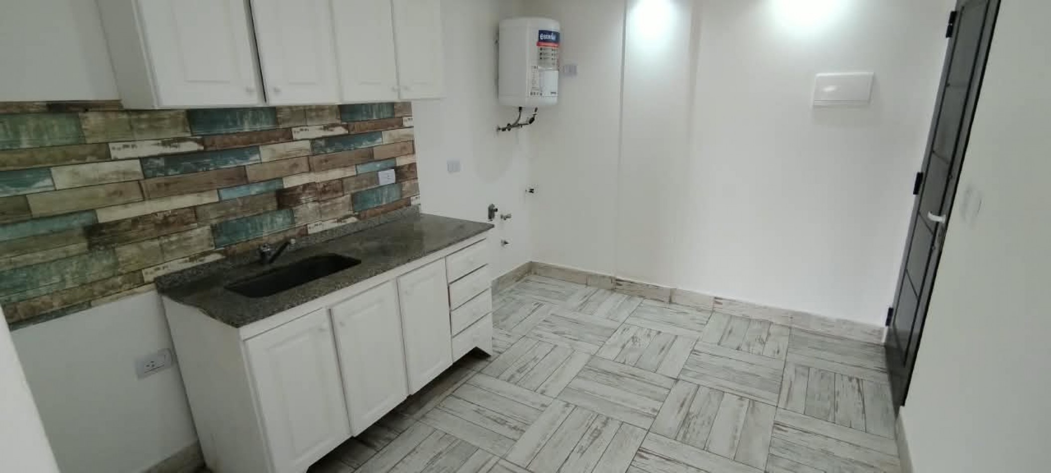 DEPARTAMENTO MONOAMBIENTE DIVIDIDO EN 1° PISO AL FRENTE CON BALCON.