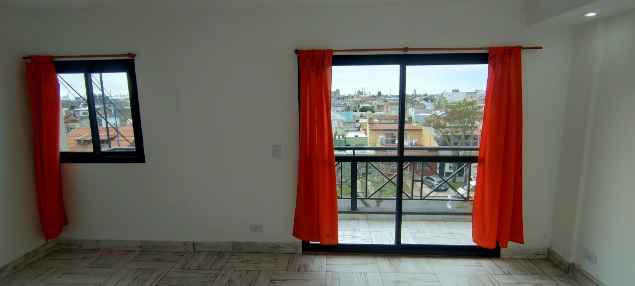 DEPARTAMENTO MONOAMBIENTE DIVIDIDO EN 1° PISO AL FRENTE CON BALCON.