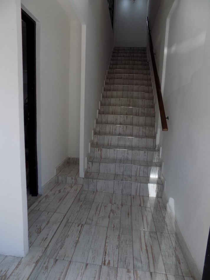 DEPARTAMENTO MONOAMBIENTE DIVIDIDO EN 1° PISO AL FRENTE CON BALCON.