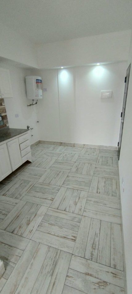 DEPARTAMENTO MONOAMBIENTE DIVIDIDO EN 1° PISO AL FRENTE CON BALCON.