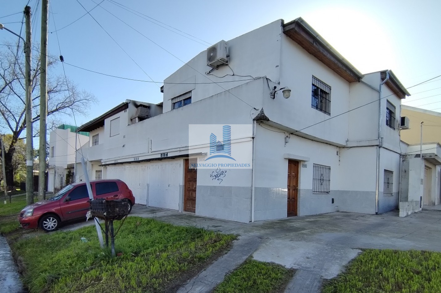 PH TIPO CASA DE 3 AMBIENTES EN PRIMER PISO AL FRENTE CON PATIO, BALCON Y COCHERA CUBIERTA. 99M2. LLAVALLOL.