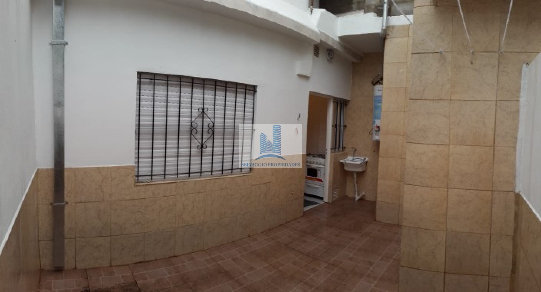 PH DE 3 AMBIENTES EN PLANTA BAJA AL FRENTE CON PATIO. 73M2. LLAVALLOL.