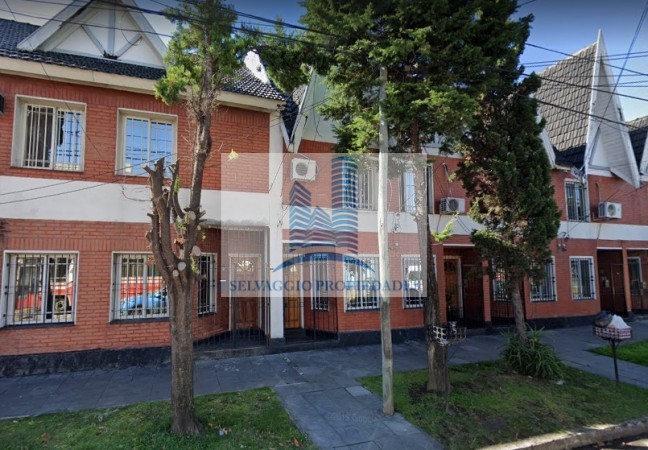 TRIPLEX DE 5 AMBIENTES,CON DOS COCHERAS, PERMUTA, AVELLANEDA.