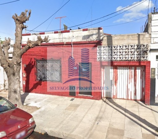 LOTE CON VIVIENDA DE 8,66M X 56,20M, SALIDA A DOS CALLES, AV. REMEDIOS DE ESCALADA Y TUYUTI. LANUS OESTE.