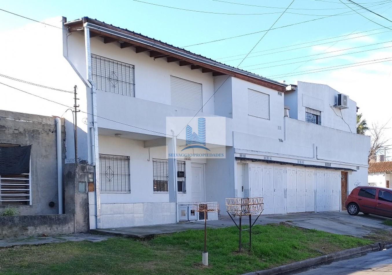 DEPARTAMENTO TIPO CASA DE 3 AMBIENTES EN PRIMER PISO AL FRENTE CON PATIO, BALCON Y COCHERA CUBIERTA. 99M2. LLAVALLOL.