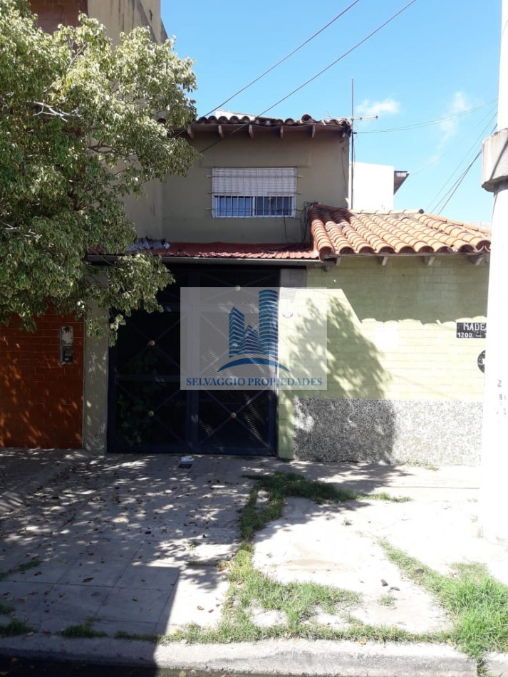 CASA SOBRE ESQUINA DE 4 AMBIENTES, CON GARAGE Y TERRAZA. LANUS.