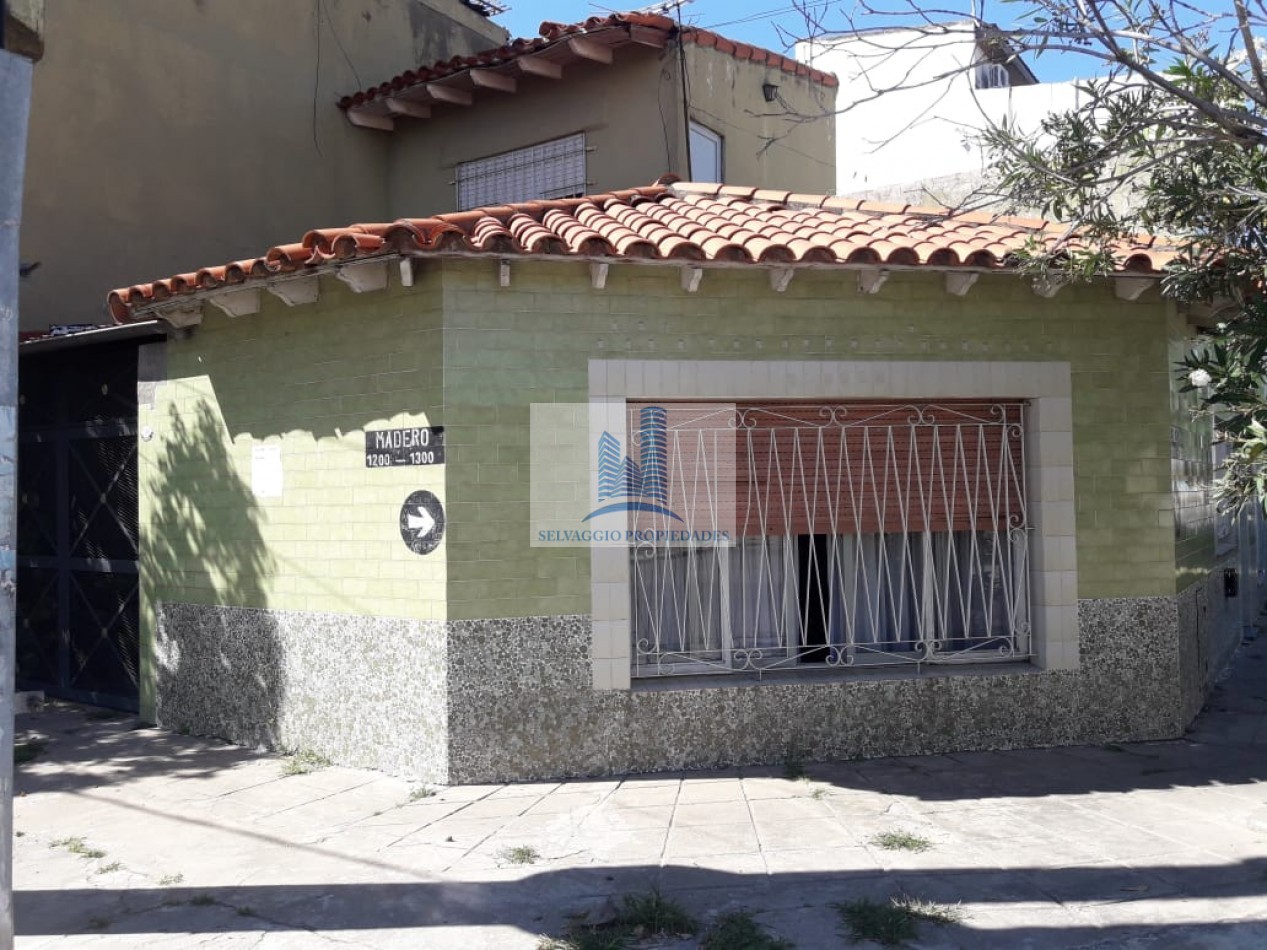 CASA SOBRE ESQUINA DE 4 AMBIENTES, CON GARAGE Y TERRAZA. LANUS.