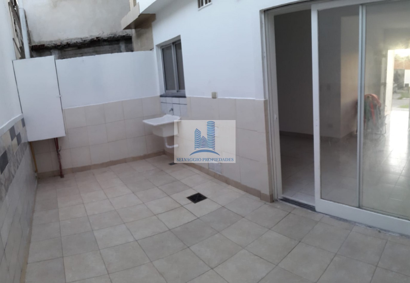 DEPARTAMENTO DE 3 AMBIENTES EN PLANTA BAJA CON PATIO Y GARAGE.86M2. LLAVALLOL.