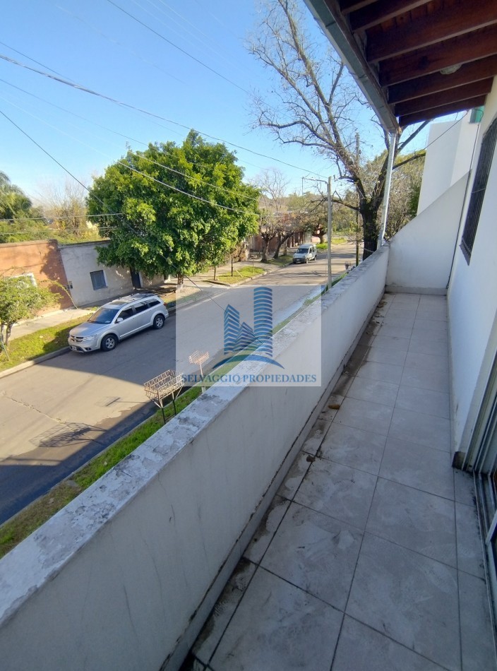 DEPARTAMENTO TIPO CASA DE 3 AMBIENTES EN PRIMER PISO AL FRENTE CON PATIO, BALCON Y COCHERA CUBIERTA. 91M2. LLAVALLOL.