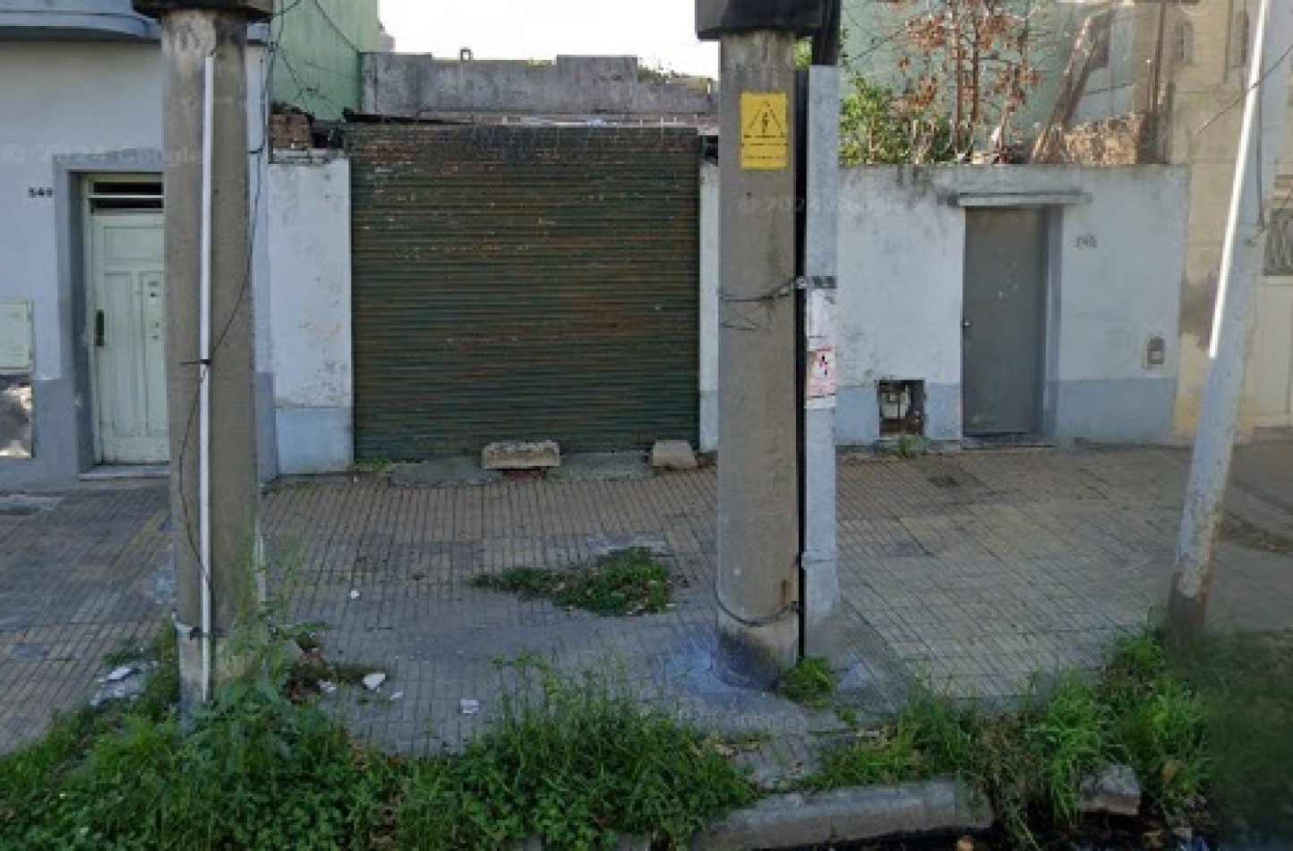 Terreno de 164m2 con casa a refaccionar o demoler. Buena ubicacion, Avellaneda. 