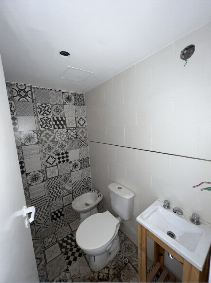 MONOAMBIENTE A ESTRENAR, EN 1°PISO, DTO A, AL FRENTE CON BALCON, 22,5 M2.