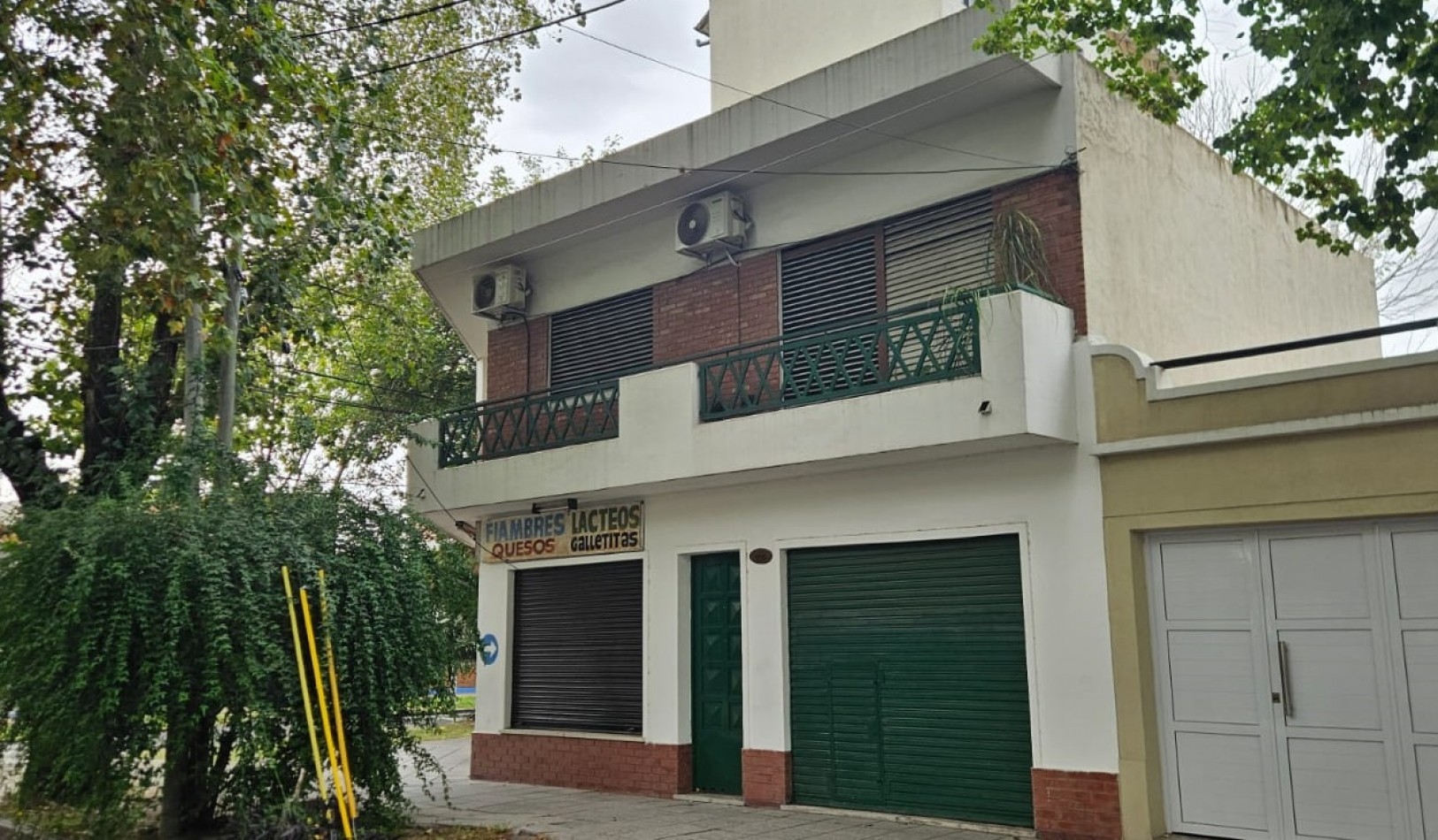 PH DE 4 AMBIENTES CON LOCAL COMERCIAL DE 80M2, SOBRE ESQUINA. 