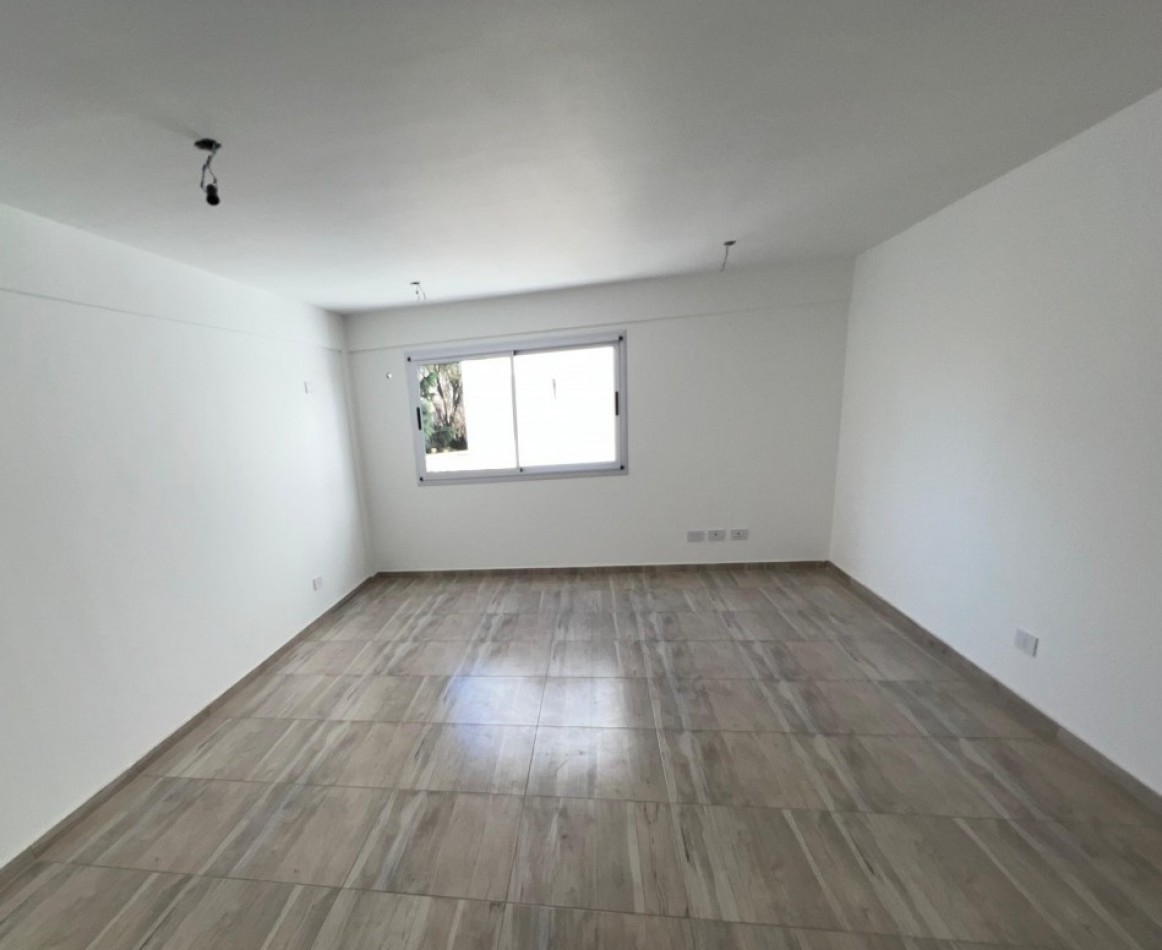 DEPARTAMENTO DOS AMBIENTES , EN 1° PISO, AL CONTRAFRENTE 30M2.