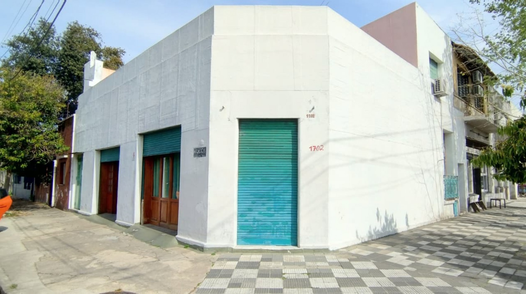 LOCAL CON VIVIENDA DE 2 AMIENTES SOBRE ESQUINA 120M2.