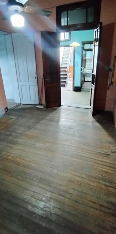 LOCAL CON VIVIENDA DE 2 AMIENTES SOBRE ESQUINA 120M2.
