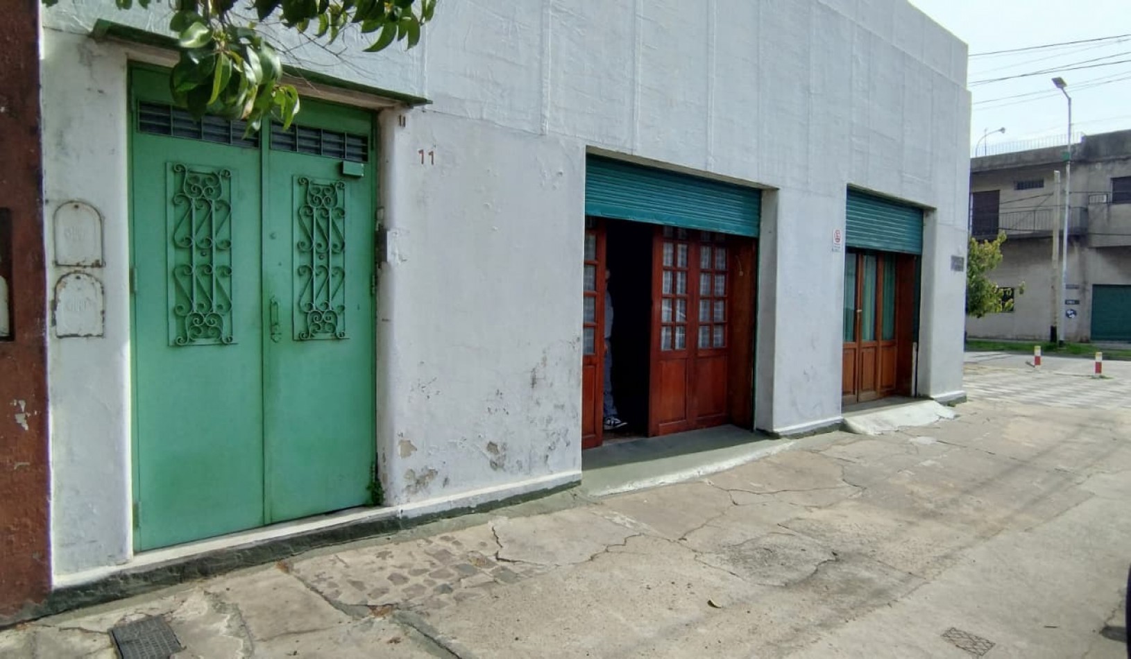 LOCAL CON VIVIENDA DE 2 AMIENTES SOBRE ESQUINA 120M2.