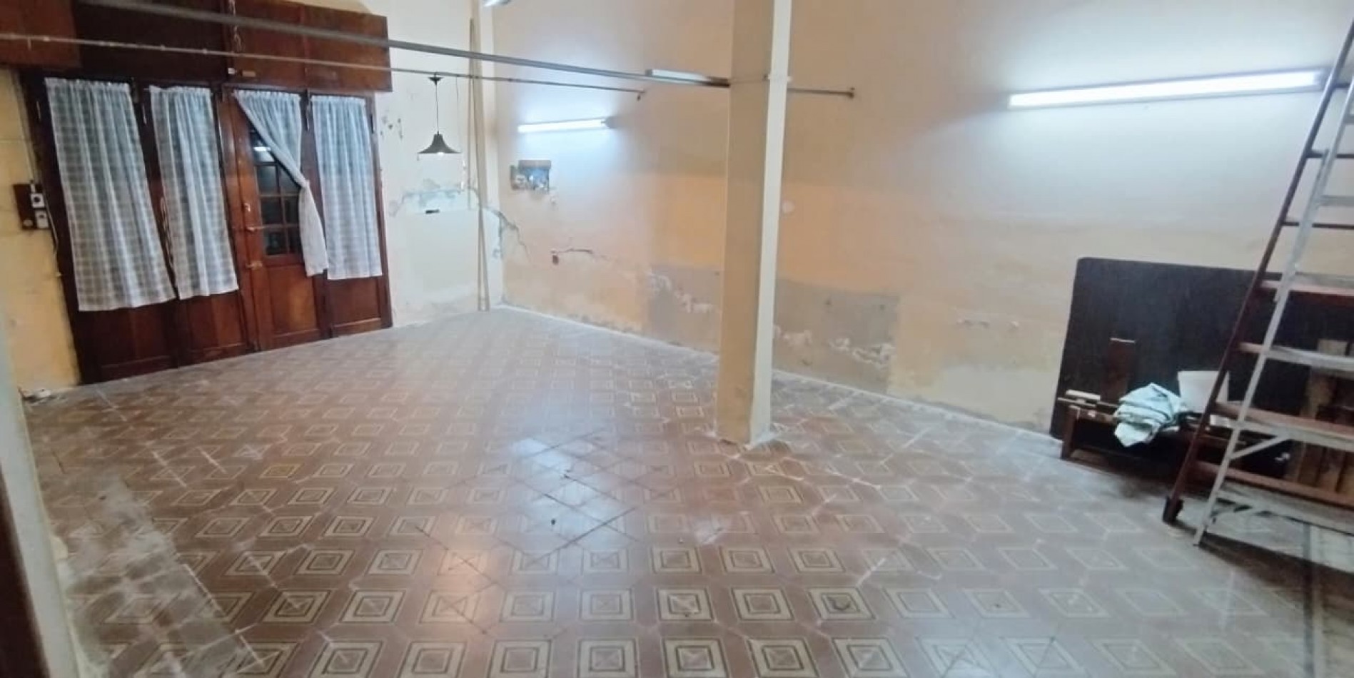 LOCAL CON VIVIENDA DE 2 AMIENTES SOBRE ESQUINA 120M2.