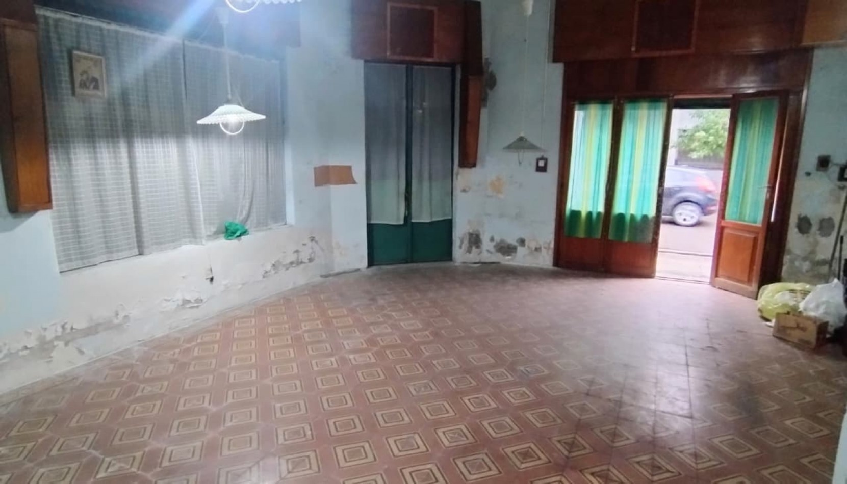LOCAL CON VIVIENDA DE 2 AMIENTES SOBRE ESQUINA 120M2.