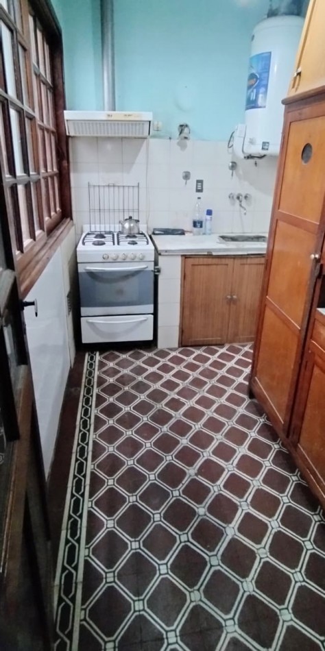 LOCAL CON VIVIENDA DE 2 AMIENTES SOBRE ESQUINA 120M2.