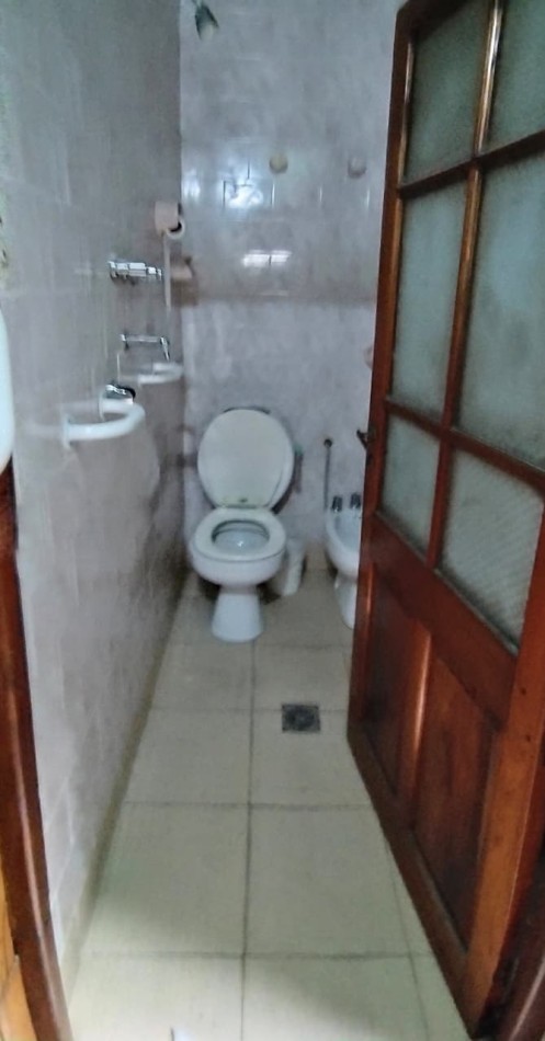 LOCAL CON VIVIENDA DE 2 AMIENTES SOBRE ESQUINA 120M2.