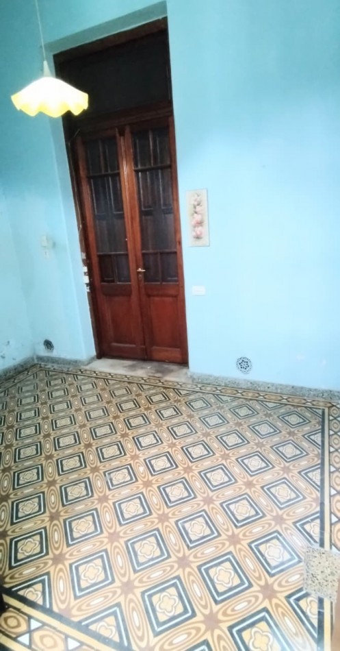 LOCAL CON VIVIENDA DE 2 AMIENTES SOBRE ESQUINA 120M2.