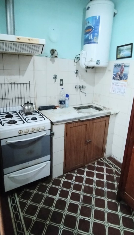 LOCAL CON VIVIENDA DE 2 AMIENTES SOBRE ESQUINA 120M2.