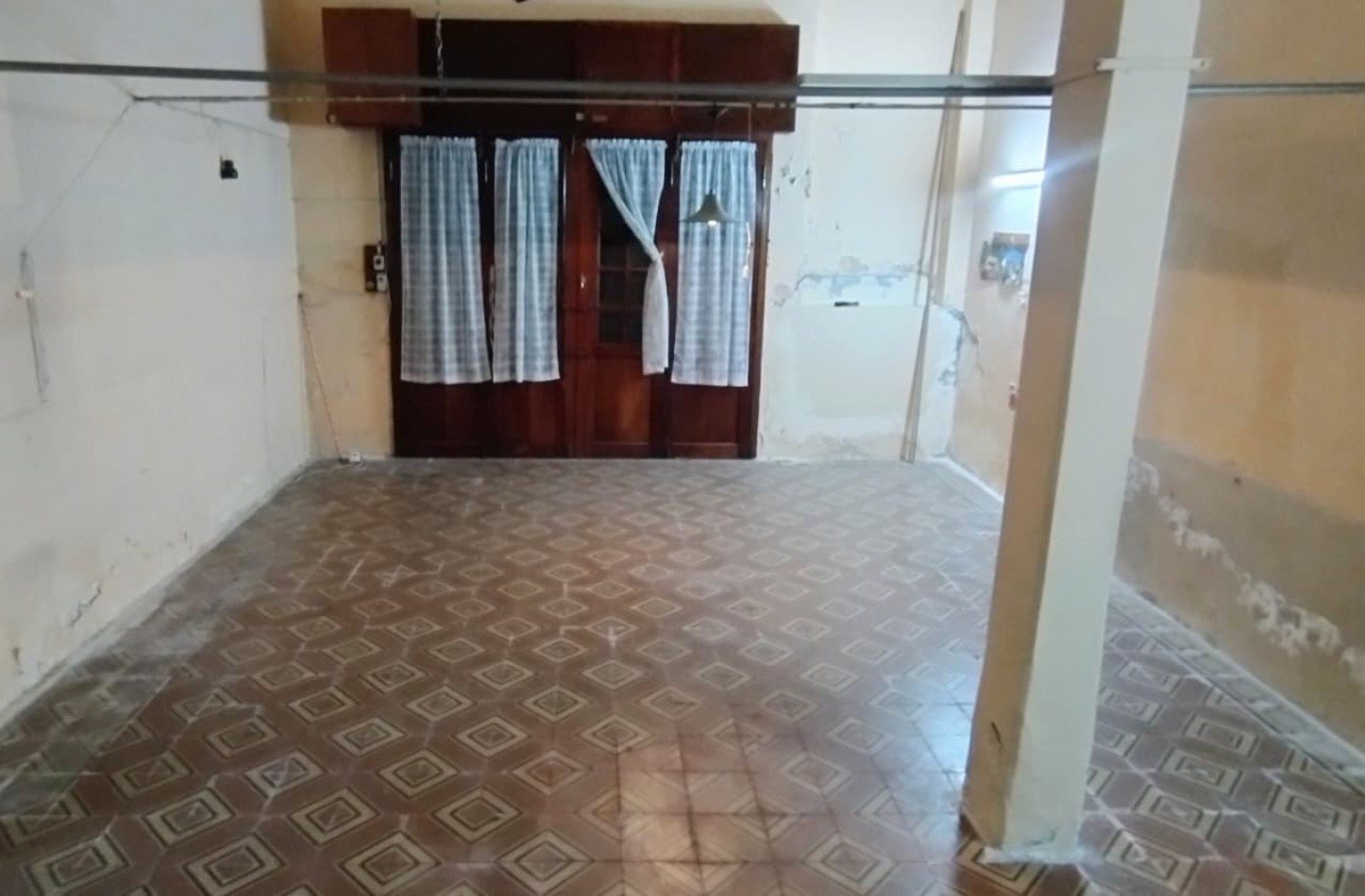 LOCAL CON VIVIENDA DE 2 AMIENTES SOBRE ESQUINA 120M2.