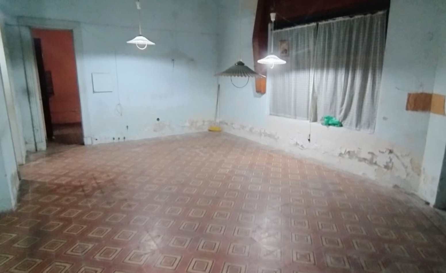 LOCAL CON VIVIENDA DE 2 AMIENTES SOBRE ESQUINA 120M2.