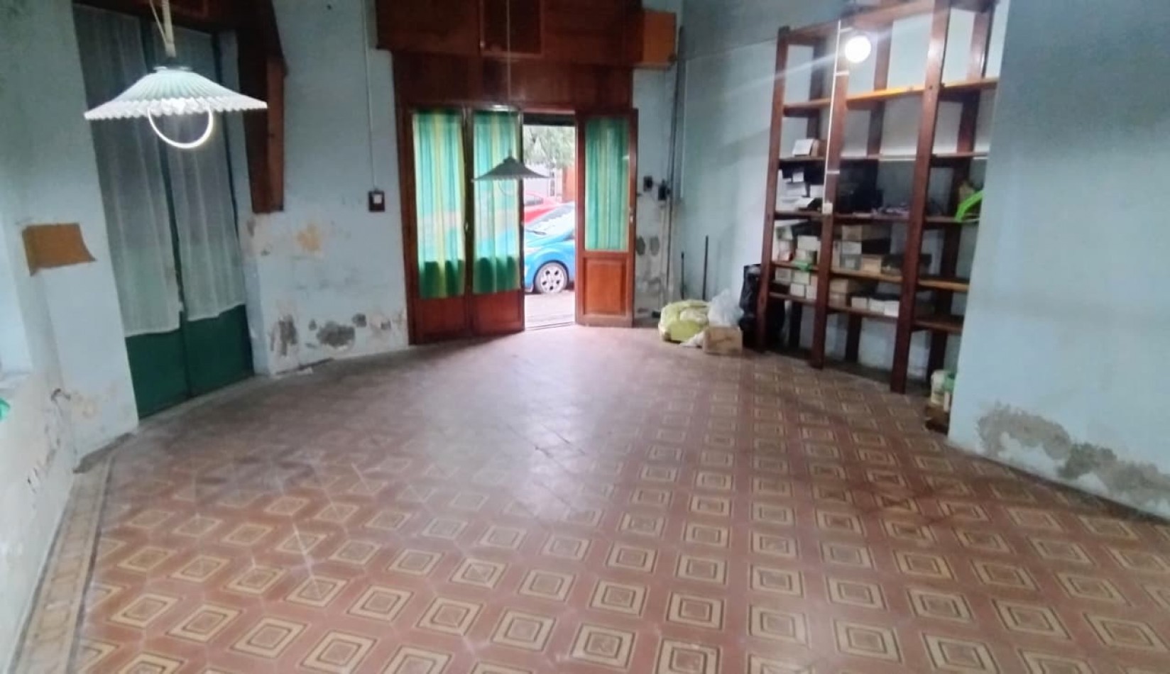 LOCAL CON VIVIENDA DE 2 AMIENTES SOBRE ESQUINA 120M2.