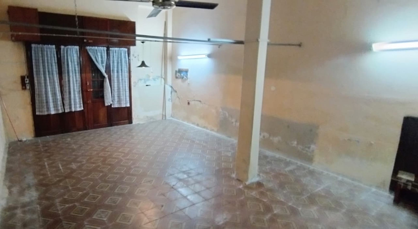 LOCAL CON VIVIENDA DE 2 AMIENTES SOBRE ESQUINA 120M2.