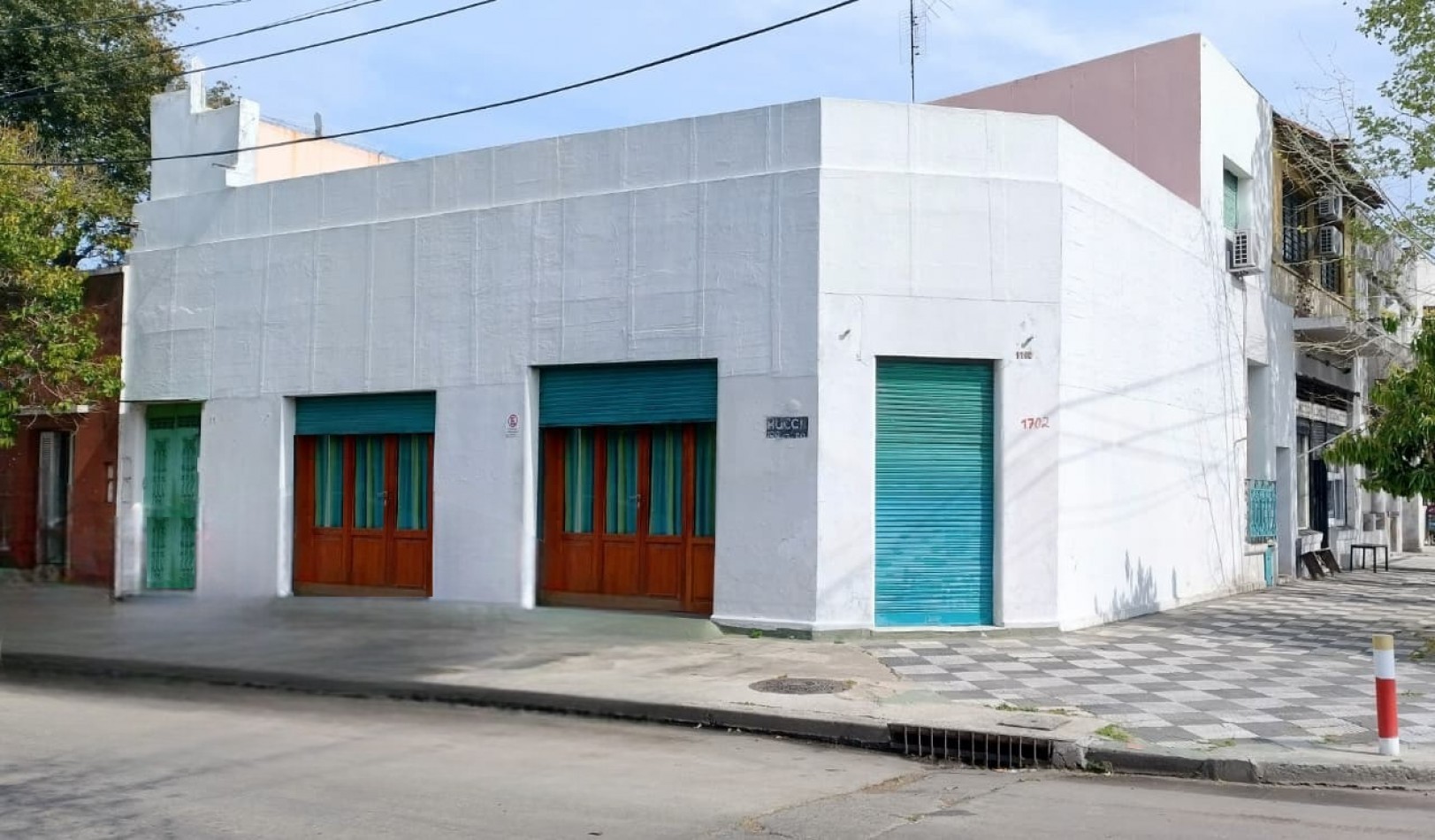 LOCAL CON VIVIENDA DE 2 AMIENTES SOBRE ESQUINA 120M2.