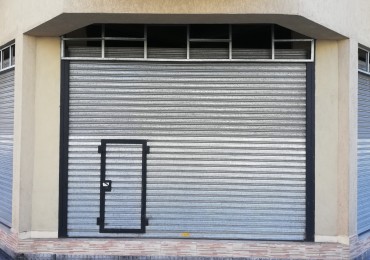 LOCAL COMERCIAL 35M2, SOBRE ESQUINA, A METROS DE LA ESTACION AVELLANEDA, A ESTRENAR.