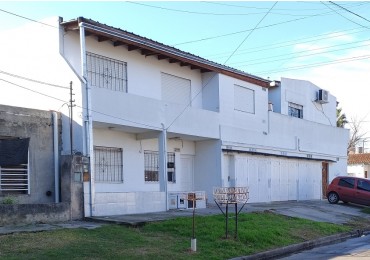 PH TIPO CASA DE 3 AMBIENTES EN PRIMER PISO AL FRENTE CON BALCON Y COCHERA CUBIERTA. 91M2. LLAVALLOL.