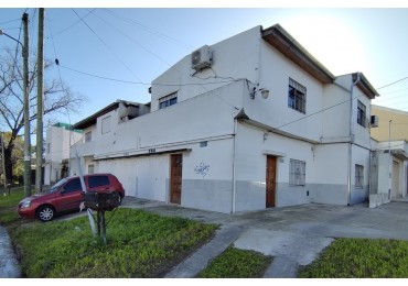 PH TIPO CASA DE 3 AMBIENTES EN PRIMER PISO AL FRENTE CON PATIO, BALCON Y COCHERA CUBIERTA. 99M2. LLAVALLOL.