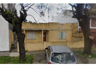 CASA DE 3 AMBIENTES A REFACCIONAR CON FONDO LIBRE, LANUS