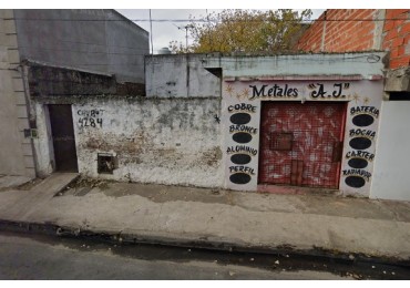 CASA DE 3 AMBIENTES SOBRE LOTE PROPIO, CON LOCAL AL FRENTE.