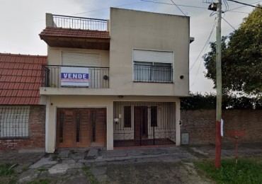 CASA SOBRE LOTE CON FRENTE DE 16M, EN DOS PLANTAS CON GARAGE Y PARQUE.