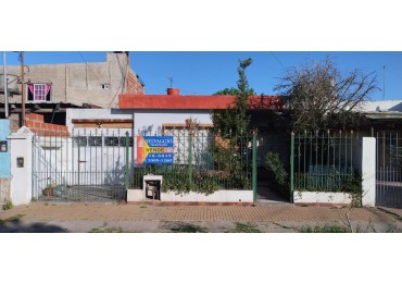 CASA DE 4 AMBIENTES, 3 DORMITORIOS CON GARAGE Y PATIO.
