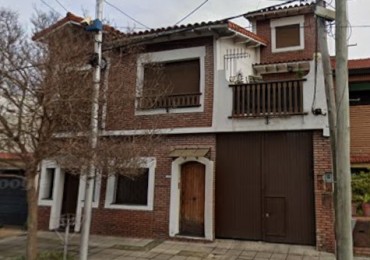 DEPARTAMENTO TIPO CASA EN PLANTA ALTA DE 4 AMBIENTES MAS GALPON EN PLANTA BAJA.