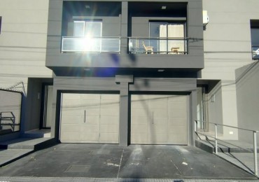 DUPLEX AL FRENTE CON BALCON Y PATIO, 54.5M2. PB. A. BANFIELD.