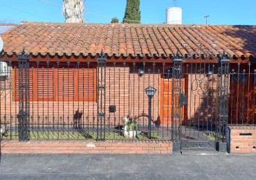 Chalet de 3 Ambientes con cochera y fondo libre.