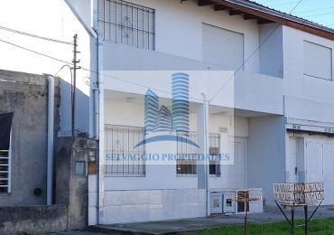 PH EN PLANTA BAJA AL FRENTE DE 3 AMBIENTES, CON PATIO Y GARAGE. 86M2. LLAVALLOL.